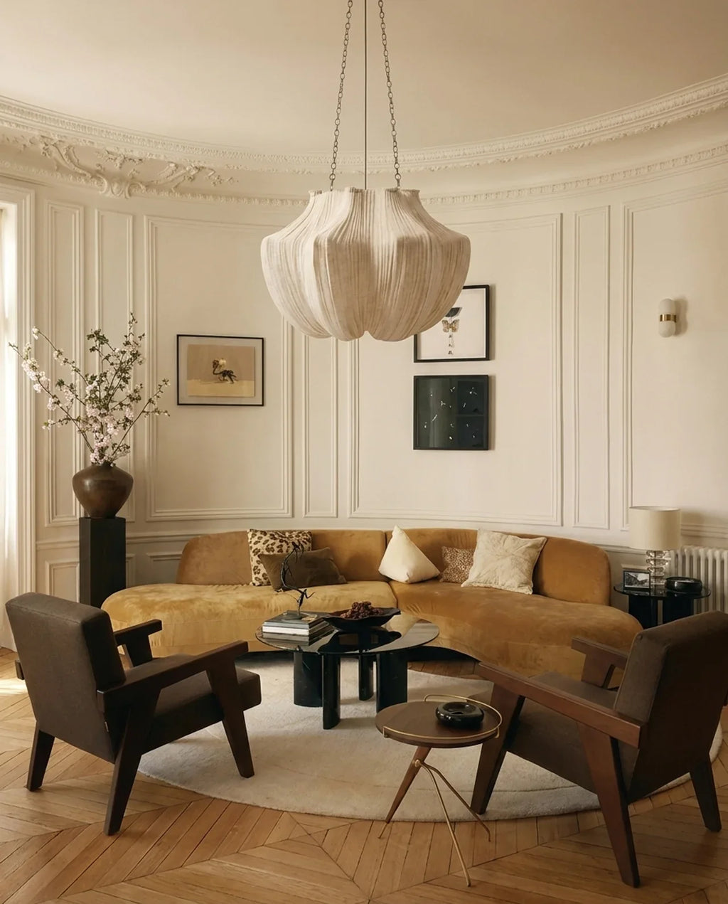 Beige ribbed pendant lamp with chain suspension