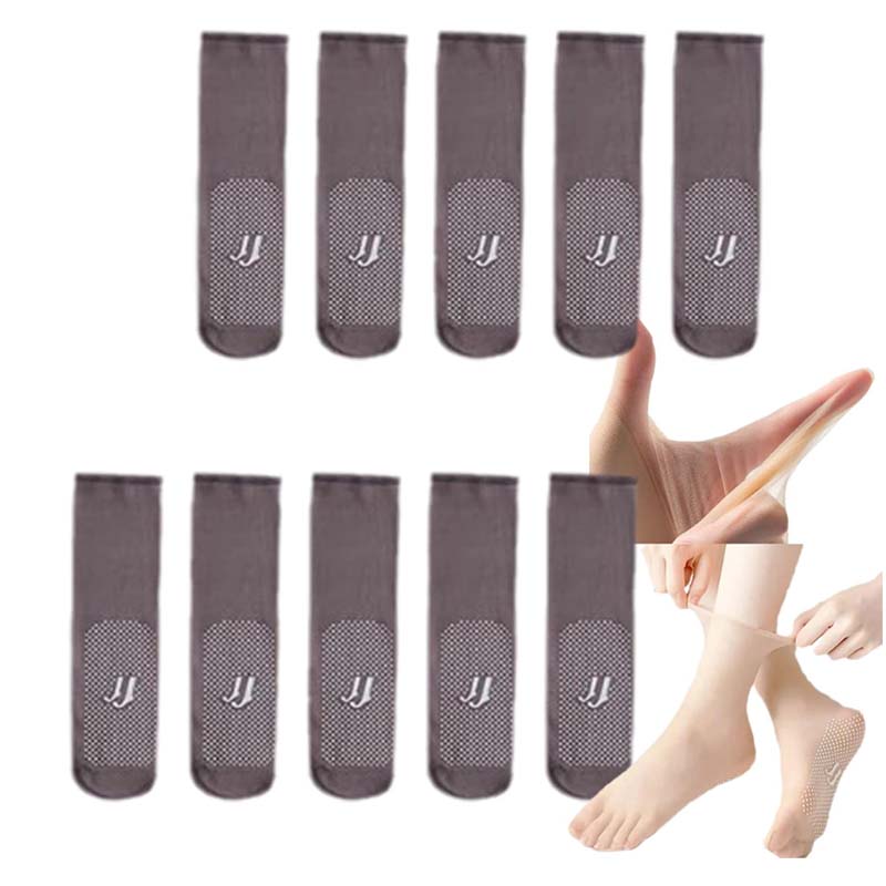 Low-cut non-slip socks with textured grip dots and monogram detail