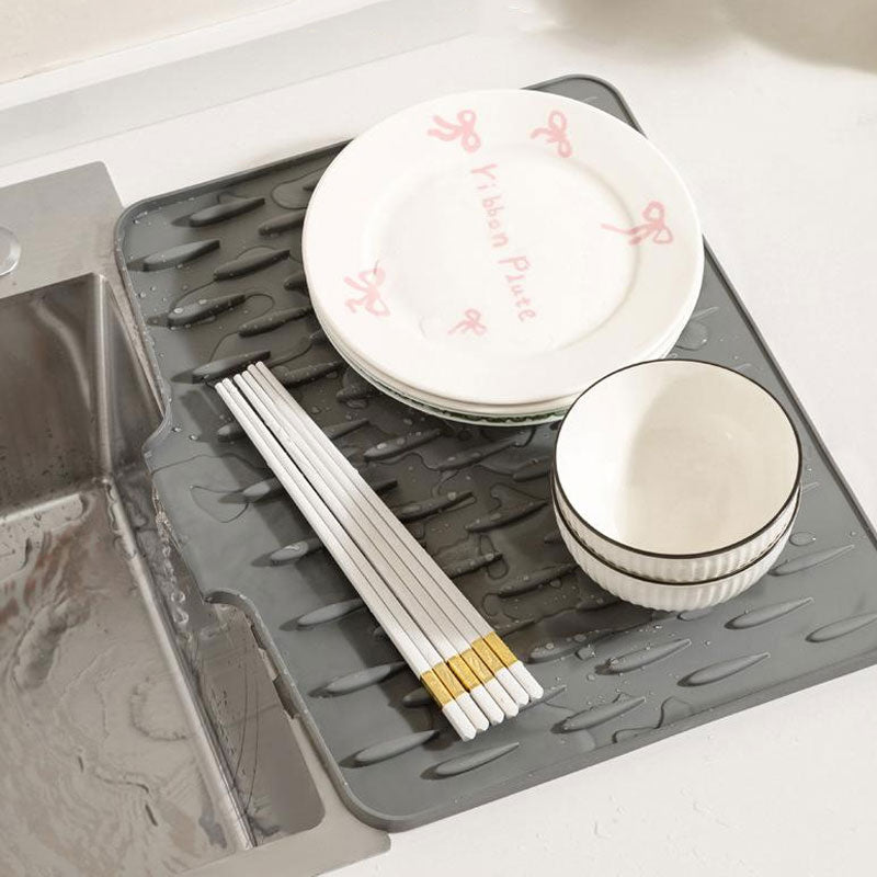 Rectangular silicone drying and heat protection mat with raised surface