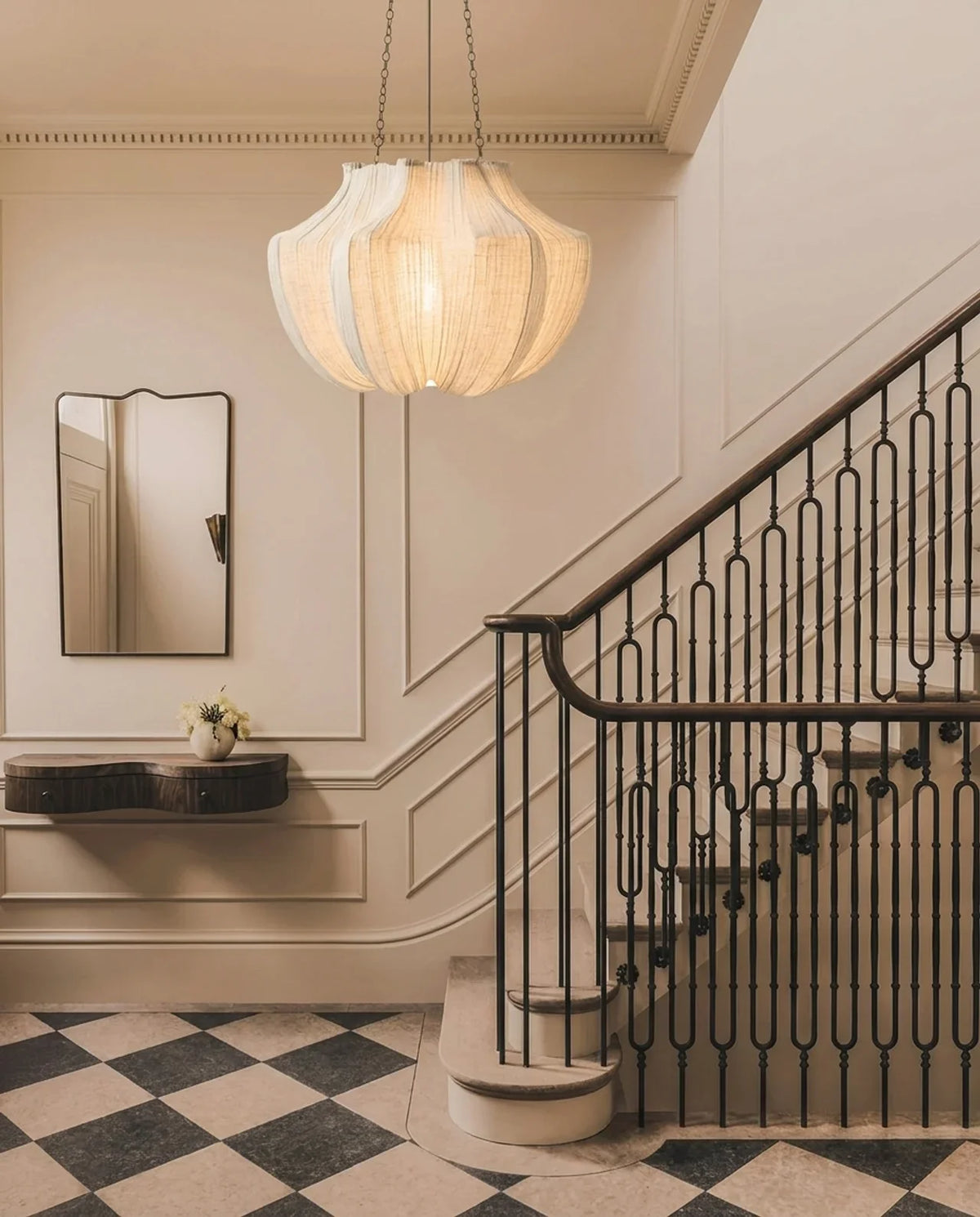 Beige ribbed pendant lamp with chain suspension