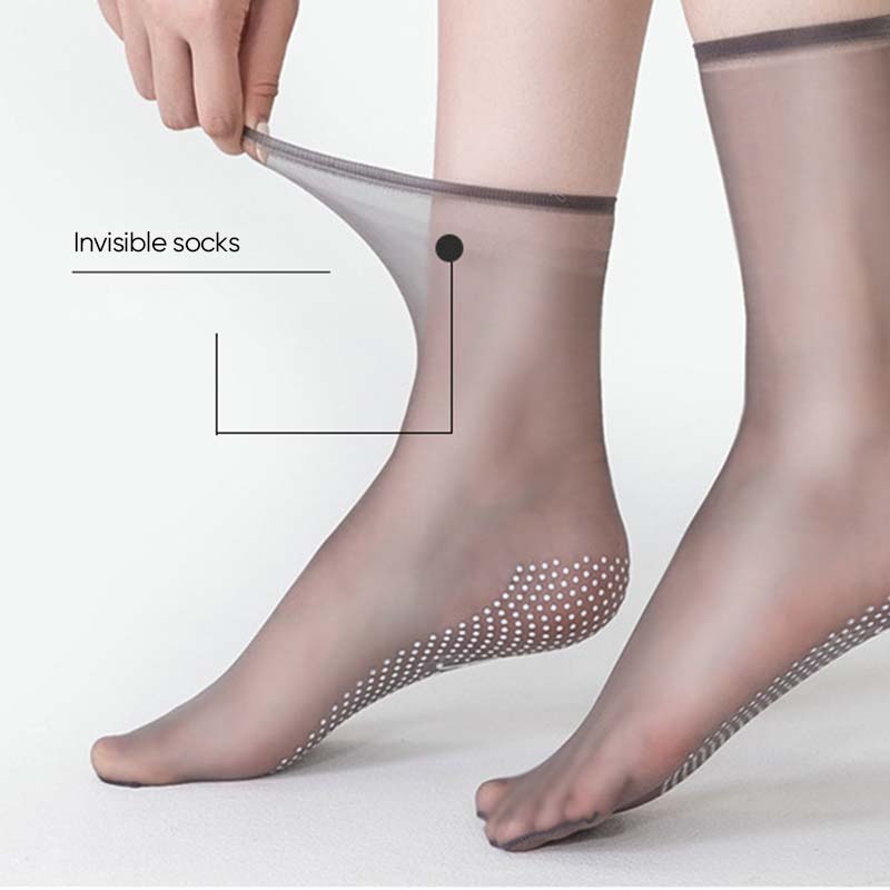 Low-cut non-slip socks with textured grip dots and monogram detail