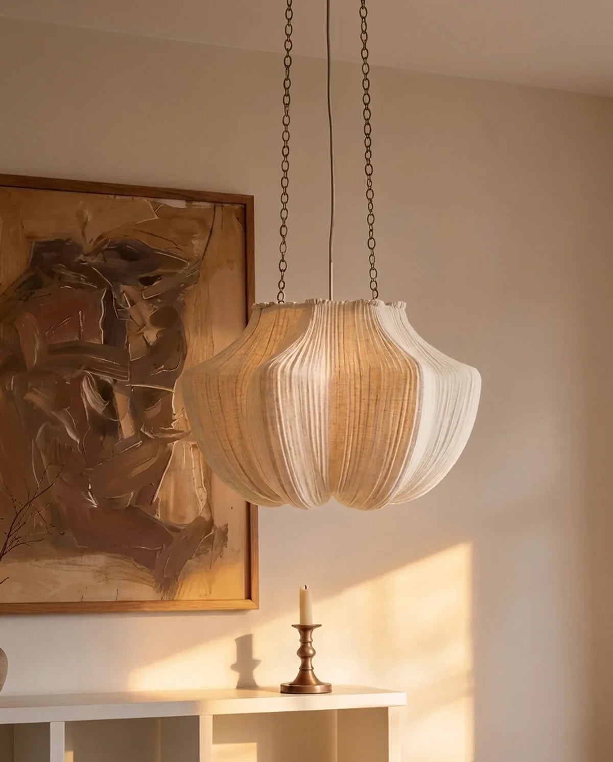 Beige ribbed pendant lamp with chain suspension