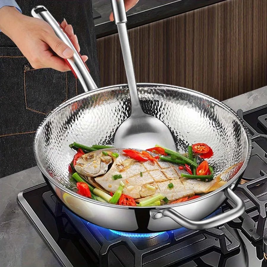 Silver 30 cm wok pan with hammered interior and two handles