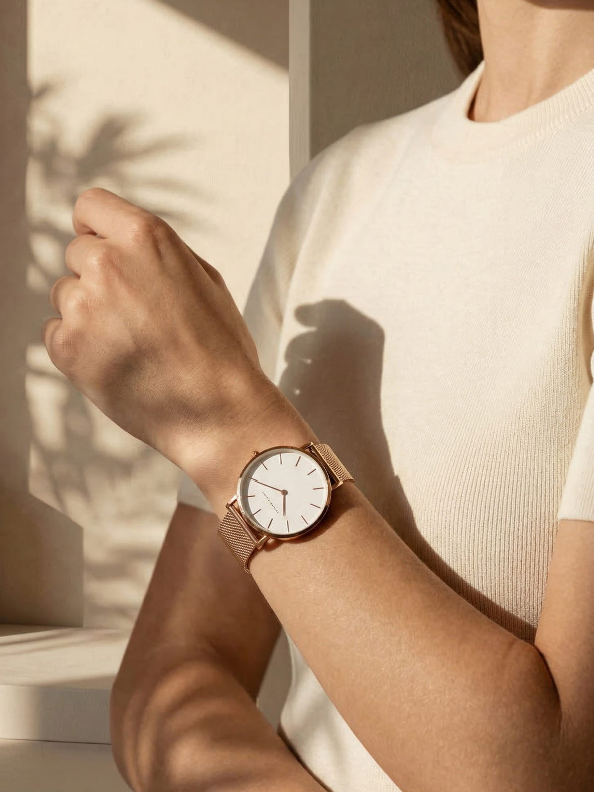 Analogue wristwatch with minimal round dial and textured mesh strap